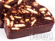 Рецепта Класически сладък салам / руло с бисквити, какао, шоколад и ром